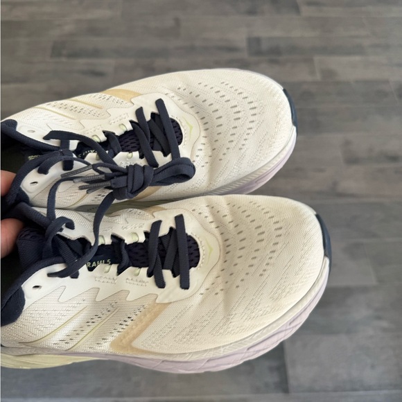 HOKA ARAHI 5 shoes excellent like new condition - Picture 3 of 15